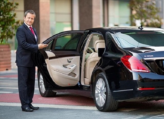 Pessoa abrindo a porta de um carro