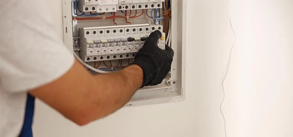 Eletricista trabalhando em instalação elétrica moderna